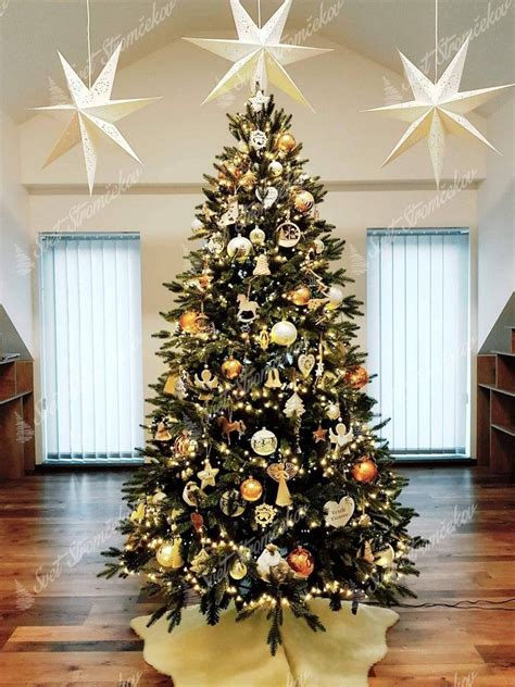 Vianočný stromček s prírodnými ozdobami v štýle cabincore