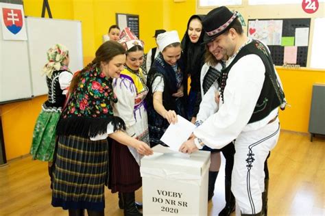 Ilustračná snímka voličov pri urne