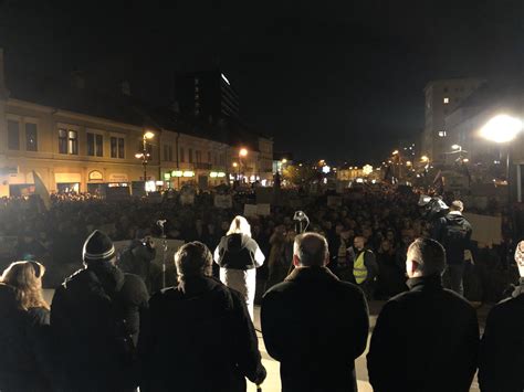 Umelci protestujúci na ulici