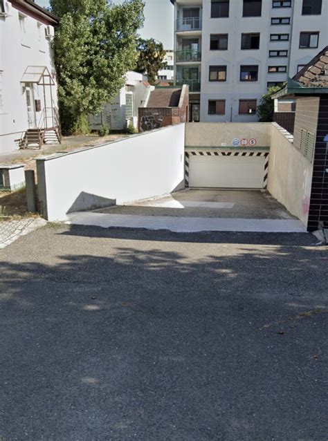 Prízemný vstup do budovy na Mierovej ulici