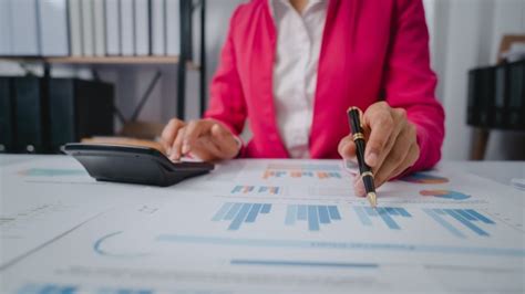 Graf porovnávajúci rovnomerné a zrýchlené odpisovanie