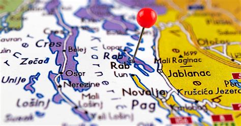 Mapa ostrova Rab s vyznačenými hlavnými mestami a plážami