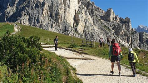 Dolomity s horskou chatou