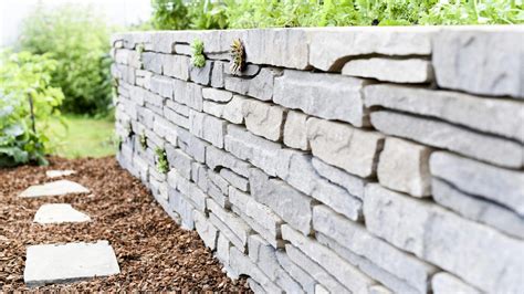 Gotický hradný múr s polygonálnou baštou