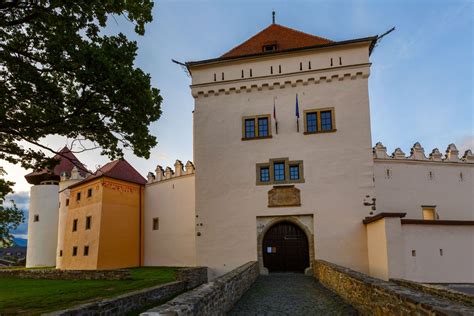 Vstupná veža Kežmarského hradu s reliéfnou tabuľou