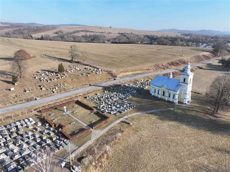 Letecký pohľad na komplex Račany Bianco s vinohradmi a Malými Karpatami v pozadí