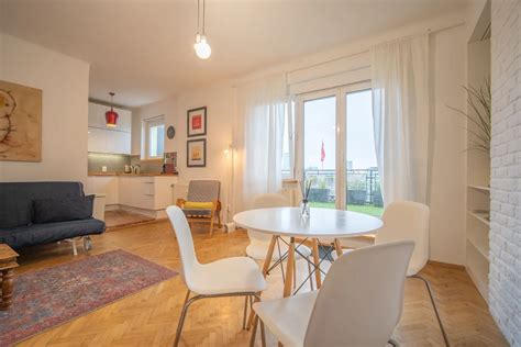 Interiér bytu s priestrannou terasou a výhľadom na vinohrady