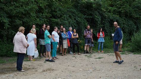 Fotografia skupiny ľudí zdieľajúcich spoločný priestor, napríklad komunitný záhradkársky projekt