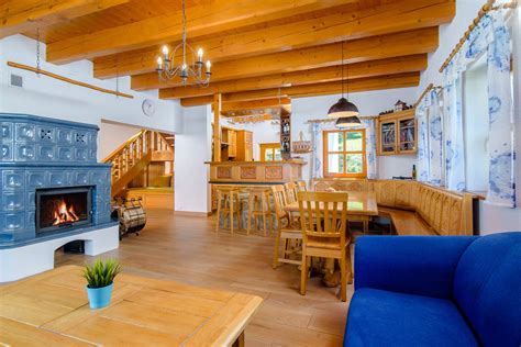 Interiér drevenej chalupy s krbom