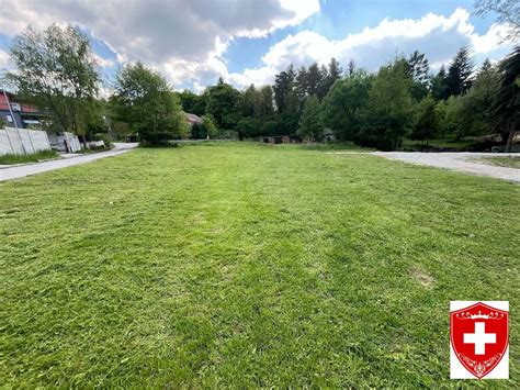 Rovinatý pozemok pri chalupke