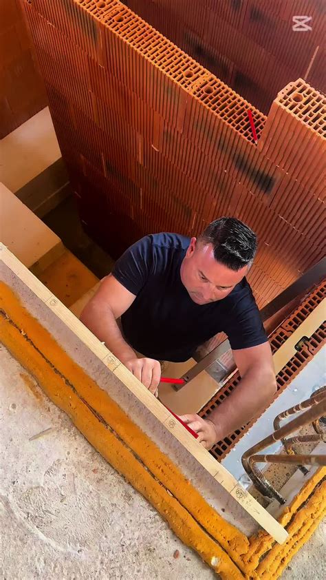 Detailná práca reštaurátora na kamenných prvkoch