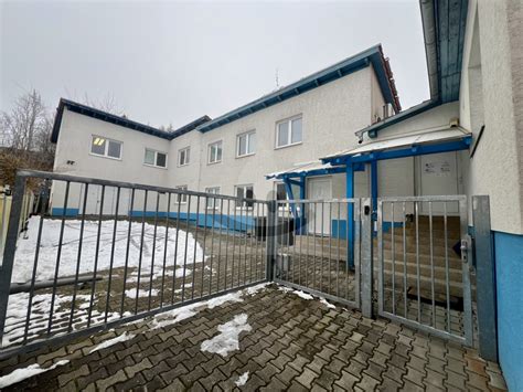 Školská budova s priestormi na prenájom