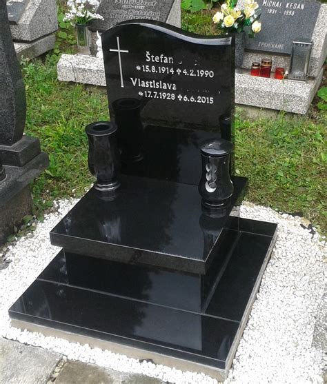 Príklad náhrobného pomníka z multikolor žuly