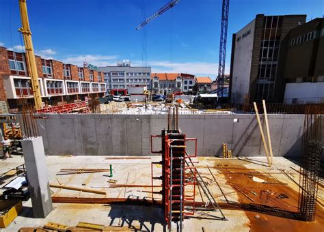 Ilustrácia porovnávajúca definície rodinných a bytových domov podľa starej a novej normy