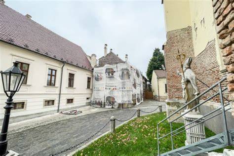 Príklad reklamy nevhodne umiestnenej na historickej budove