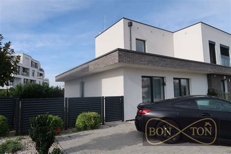 Moderný rodinný dom s terasou a záhradou