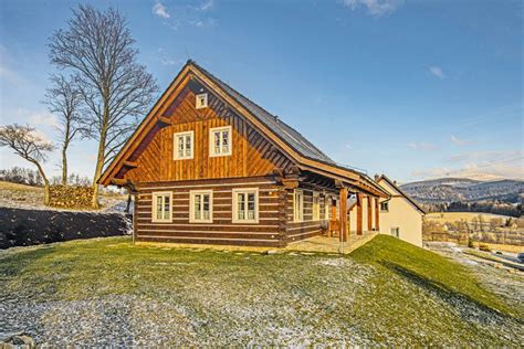 drevenica v lese s výhľadom na hory