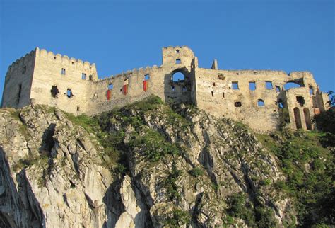 Ilustrácia stredovekého hradu na Slovensku