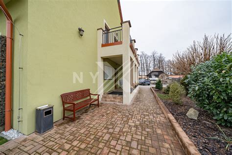 Majiteľ apartmánového domu prijal hostí s úsmevom