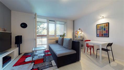 Pohľad na modernú garsónku s balkónom