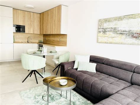 Interiér apartmánu s kuchynským kútom a jedálenským stolom