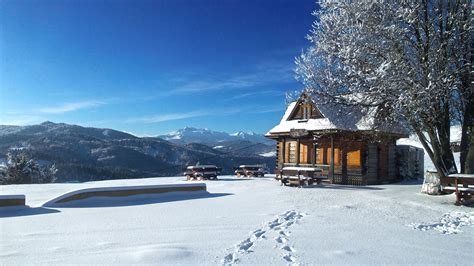 Zimná krajina s lyžiarskym vlekom