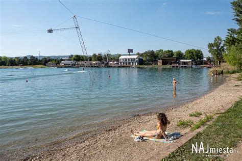 Vizualizácia stupňovitej pláže s mólom pri jazere Zlaté piesky