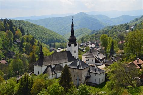 Pohľad na malebnú krajinu Hriňovej s typickou architektúrou