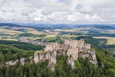 Pohľad na zrúcaniny hradu Lietava