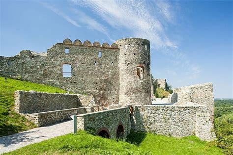 Hrad Devín nad sútokom Dunaja a Moravy