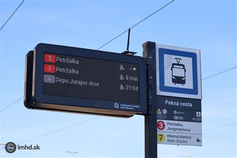 Vizualizácia modernej autobusovej zastávky s LED informačnou tabuľou