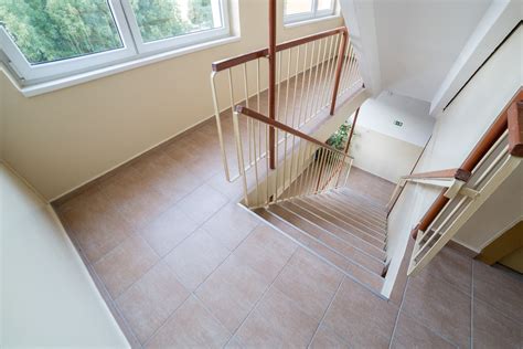 čisté schodisko bytového domu