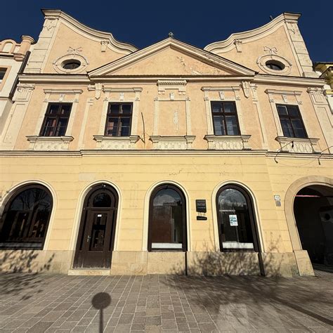 Exteriér historickej budovy v centre Komárna
