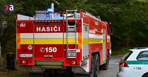 Hasiči zasahujú pri bytovke po výbuchu