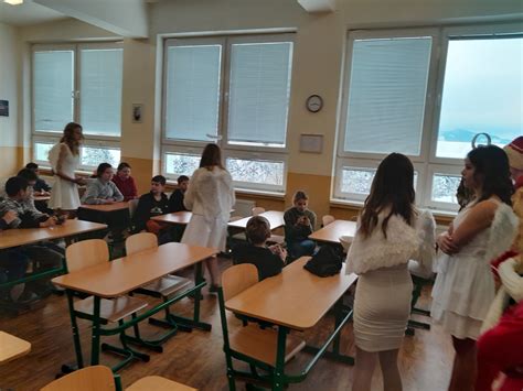 Ľudia sa zhromažďujú v základnej škole po evakuácii