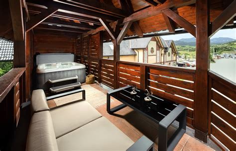 Interiér luxusného apartmánu v Galeria Thermal Bešeňová s výhľadom na bazény