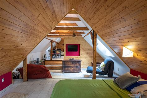 Interiér jedálne v Berghofe s dreveným obložením