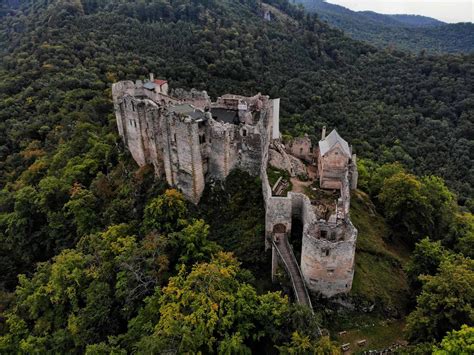 Hrad Uhrovec zo ptačí perspektivy