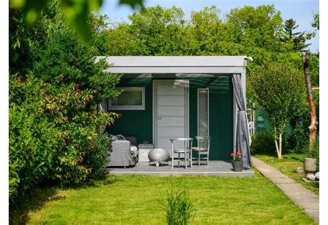 Záhradný domček s presklenými dverami a oknom