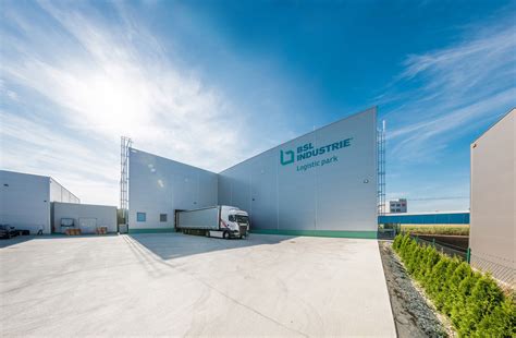 Logistické centrum s nákladnými automobilmi