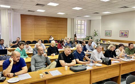 Ilustračná fotografia tímu realitných maklérov na spoločnom stretnutí