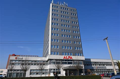 Budova administratívneho centra s dostatkom parkovacích miest