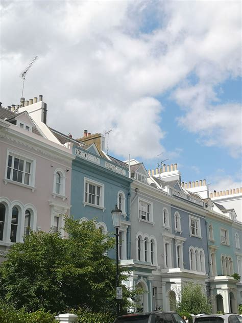 Fotografia ulice v Notting Hill s farebnými domami