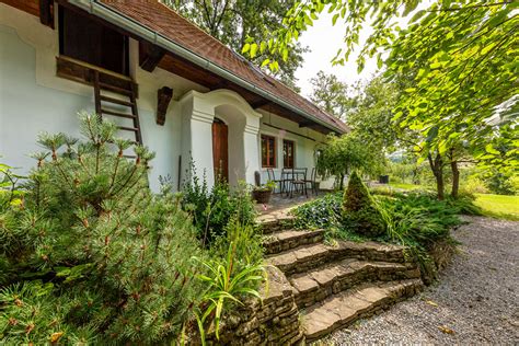 Zrekonštruovaná kamenná chalupa s upravenou záhradou