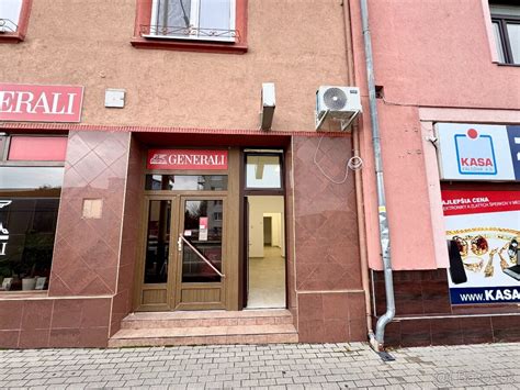 Výklad moderne zariadeného obchodu na frekventovanej ulici