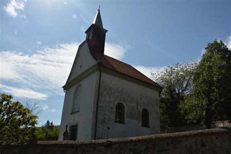 Krajina s obcou Biely Kostol v pozadí a Malé Karpaty
