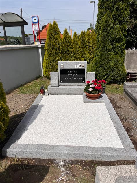 Dvojhrob z čiernej a bledej žuly s protišmykovou dlažbou