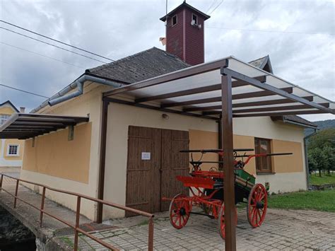 Starší hrob s pôvodným terasom a novými žulovými prvkami
