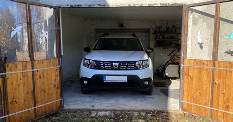 Auto na servisných rampách v garáži