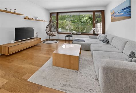Pohľad na moderný apartmánový dom pri pláži